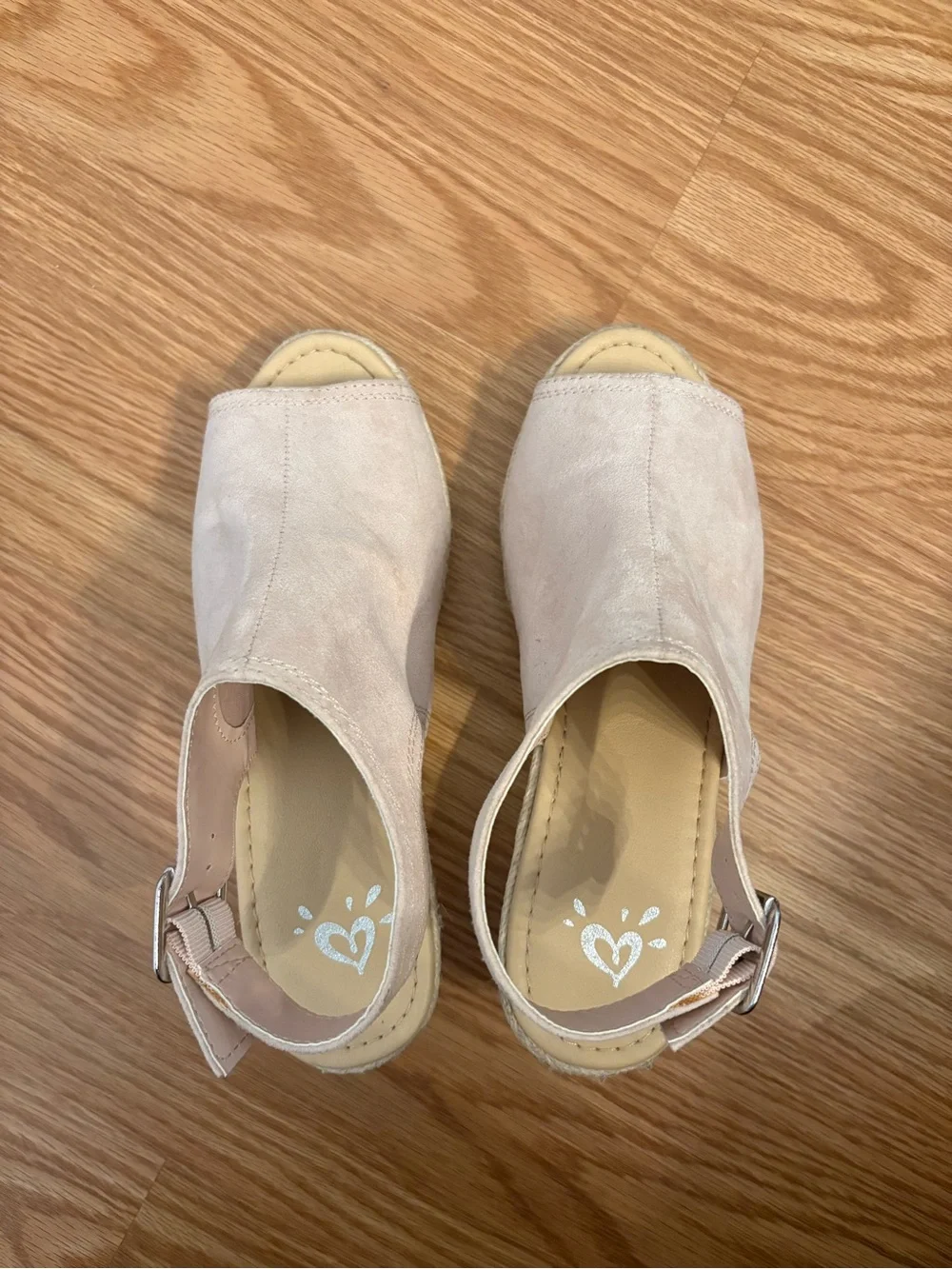 Open-Toe Suede Wedge Sandals in Light Pink